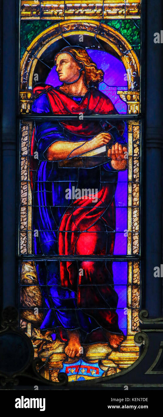 Glasmalereien in der Basilika San Petronio, Bologna, Emilia Romagna, Italien, Darstellung der heilige Johannes der Evangelist Stockfoto