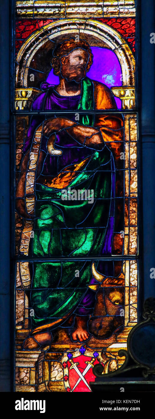 Glasmalereien in der Basilika San Petronio, Bologna, Emilia Romagna, Italien, Darstellung der hl. Lukas oder Lucas der Evangelist Stockfoto