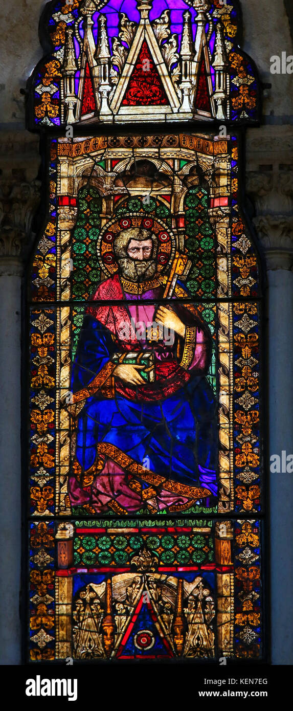 Glasmalereien in der Basilika San Petronio, Bologna, Emilia Romagna, Italien, Darstellung von St. Peter oder der Apostel Petrus Stockfoto