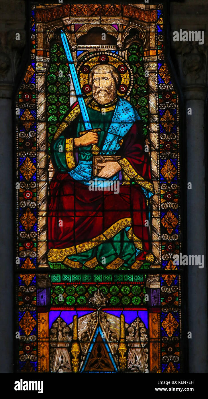 Glasmalereien in der Basilika San Petronio, Bologna, Emilia Romagna, Italien, das der hl. Paulus mit Schwert Stockfoto
