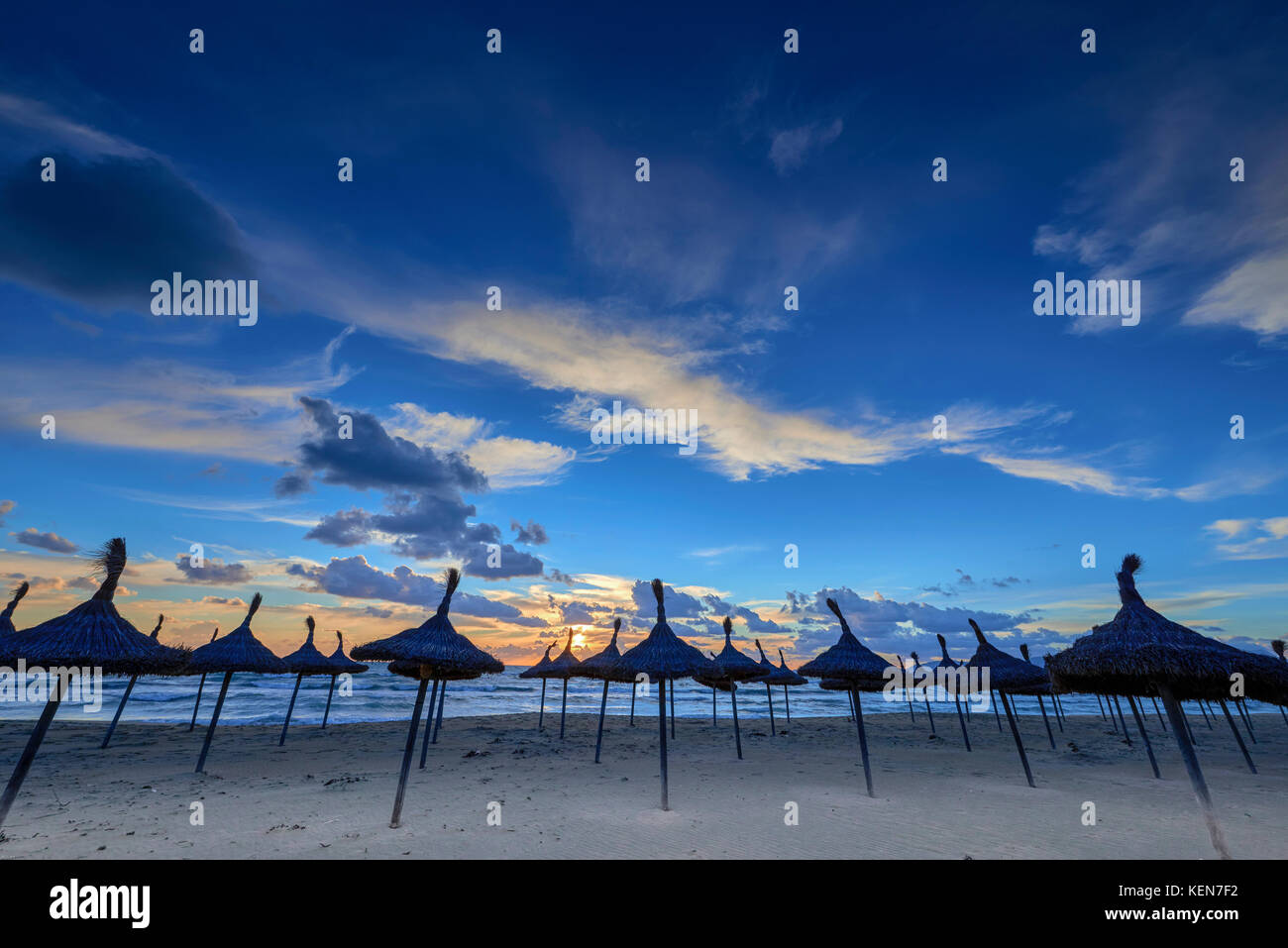 Spanien, Balearen, Mallorca, Playa de Palma: dramatischer Sonnenuntergang während eines Winters Tag am Strand von Playa de Palma Stockfoto