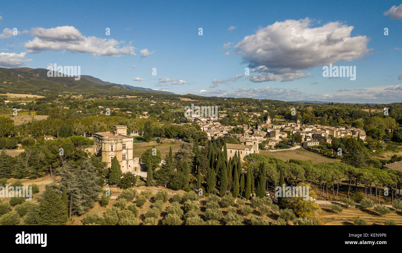 Luftaufnahme von lourmarin Schloss und Dorf im Südosten Frankreich Stockfoto