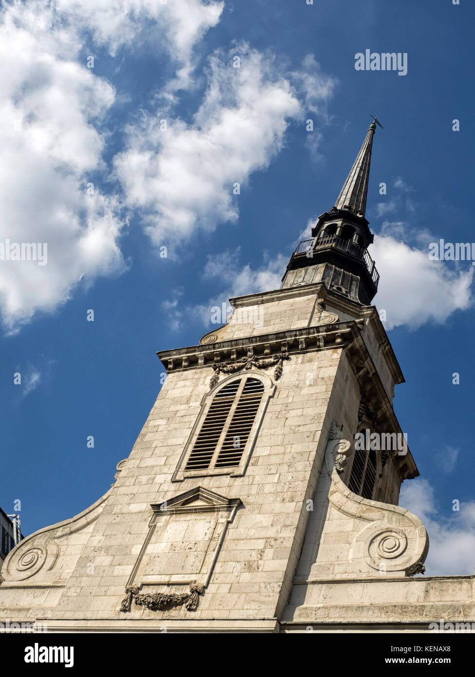 LONDON, Großbritannien - 25. AUGUST 2017: Außenansicht des Turms und des Kirchturms von St. Martin in der Ludgate-Kirche in Ludgate, City of London Stockfoto