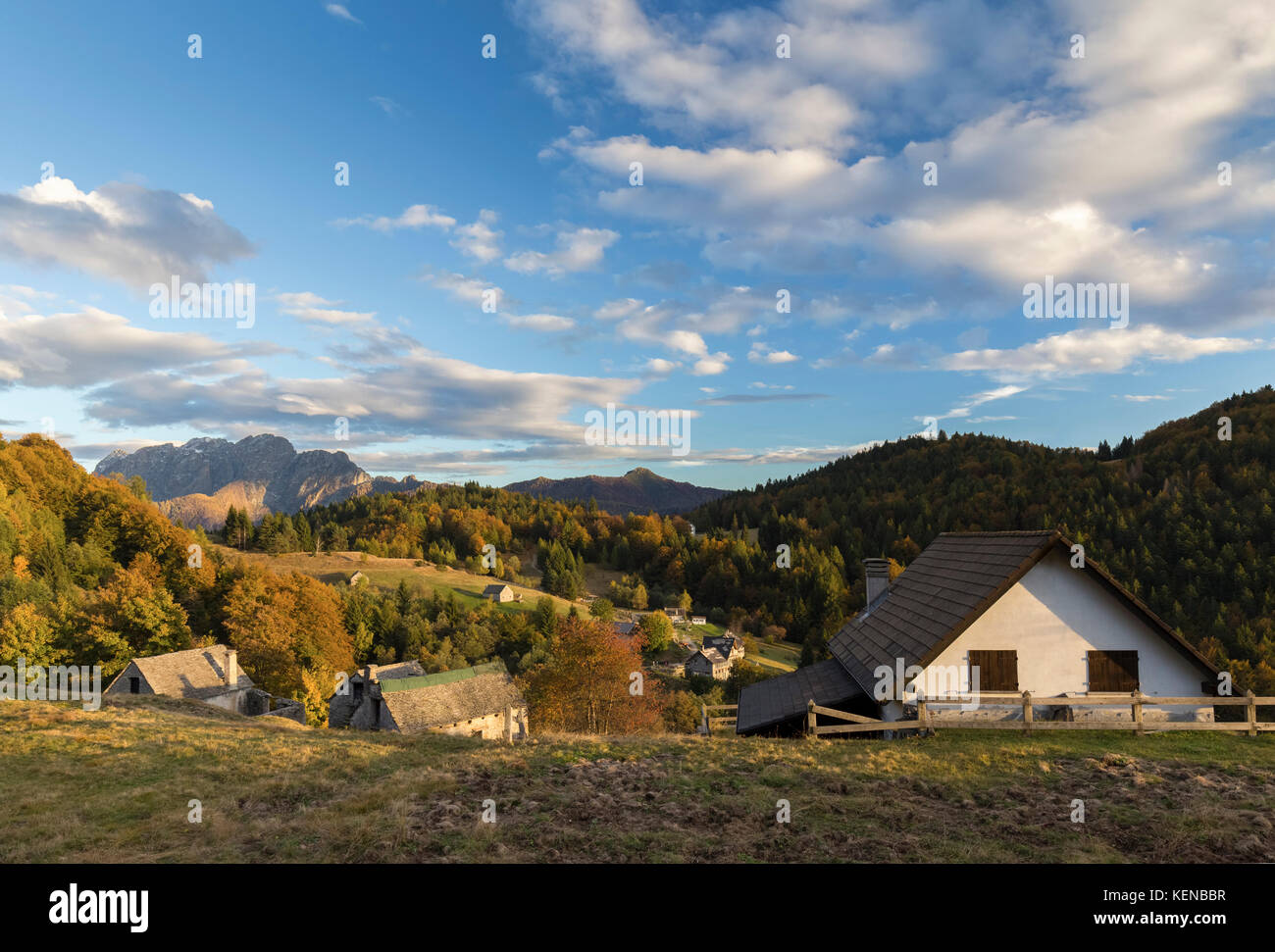 Sonnenuntergang auf den Hütten von Alpe Blitz, vor dem Monte Limidario, Craveggia, Val Vigezzo, Piemont, Italien. Stockfoto