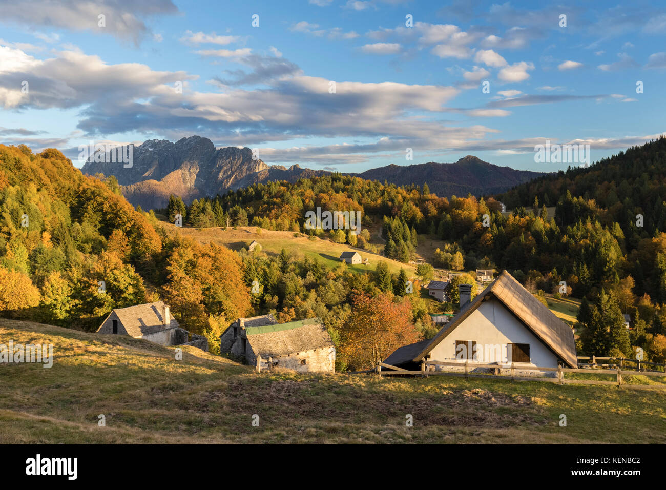 Sonnenuntergang auf den Hütten von Alpe Blitz, vor dem Monte Limidario, Craveggia, Val Vigezzo, Piemont, Italien. Stockfoto