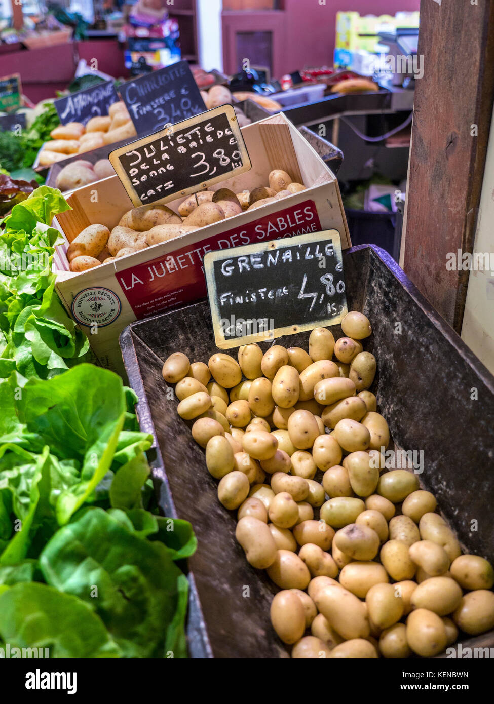 Grenaiile & Juliette Kartoffeln auf Anzeige an die französischen Bauern markt Quimper Bretagne Frankreich Abschaltdruck Stockfoto