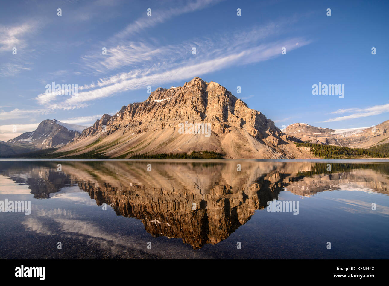 Am frühen Morgen bei Bow Lake entlang des Icefields Parkway, Banff National Park. Stockfoto