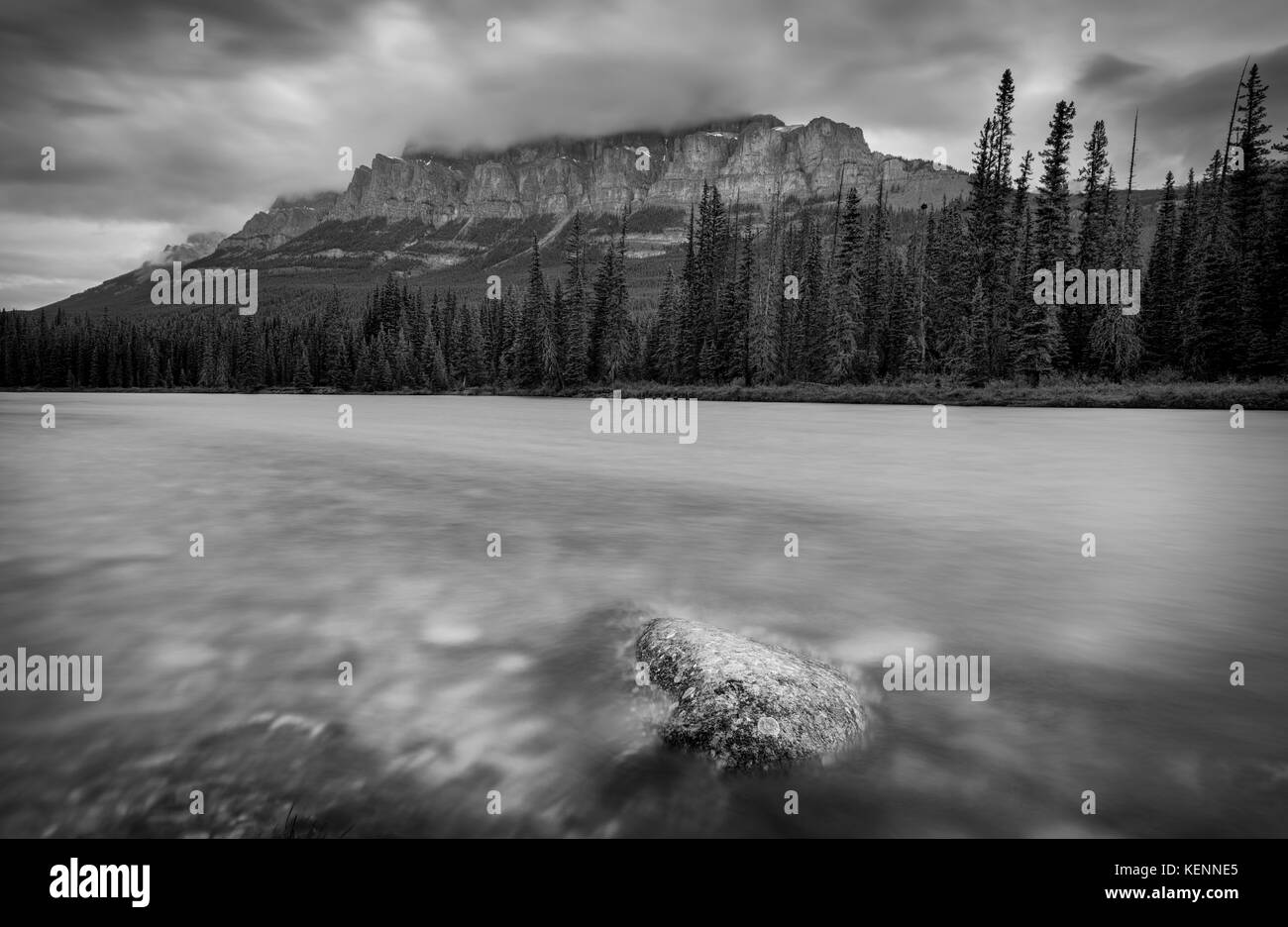 Schloss Berg mit Bow River entlang der Trans Canada Highway. Stockfoto