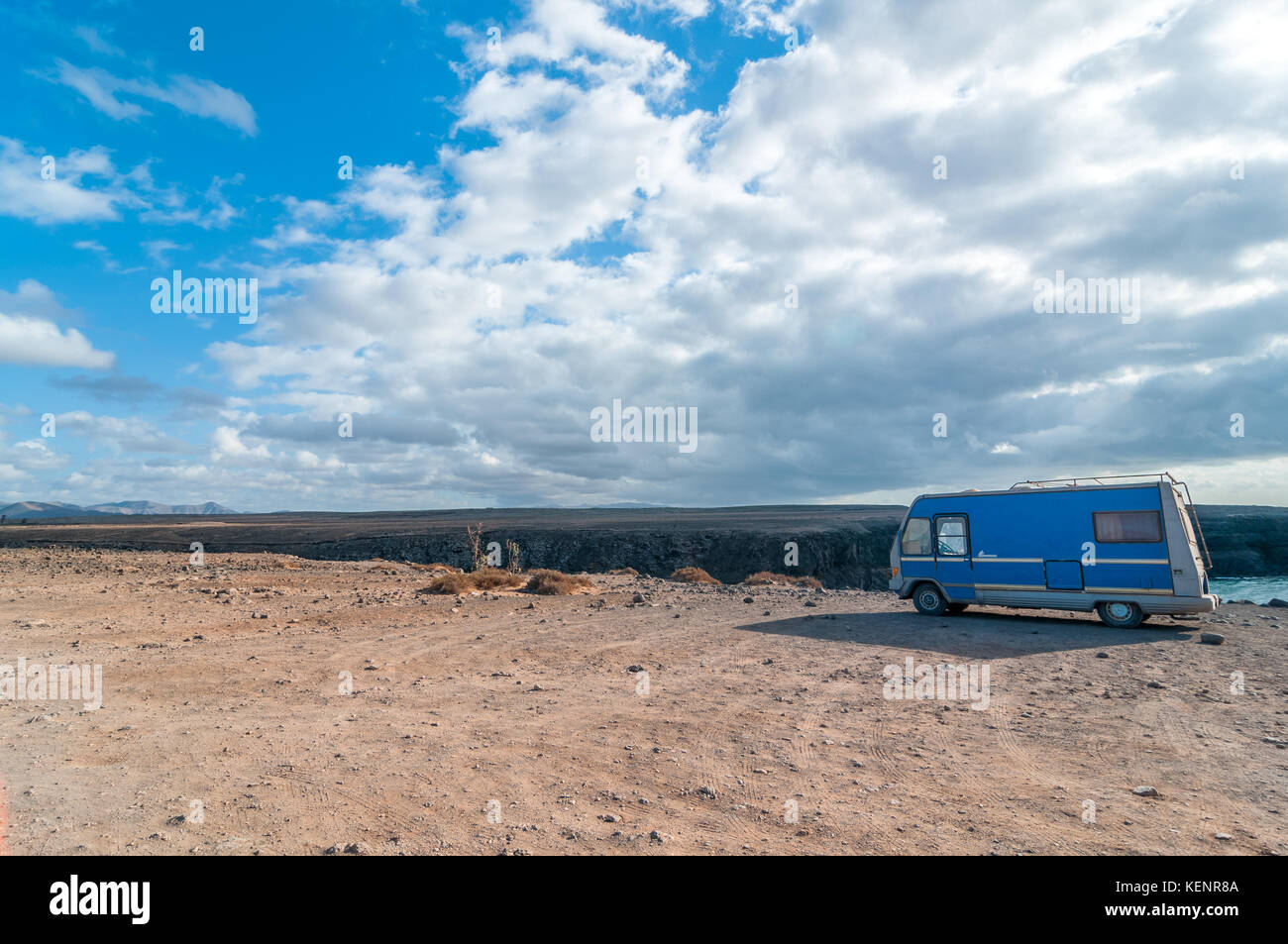 Blick auf den Strand in der Nähe von El Cotillo mit einem Van, Fuerteventura, Kanarische Inseln, Spanien Stockfoto