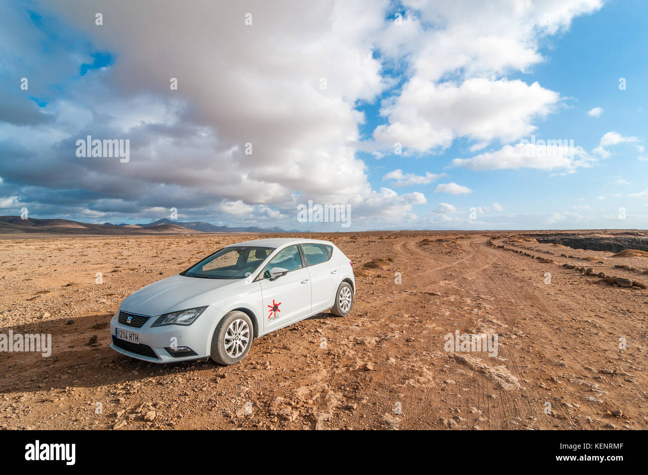 Blick auf den Strand in der Nähe von El Cotillo mit einem weißen Auto im Vordergrund, Fuerteventura, Kanarische Inseln, Spanien Stockfoto