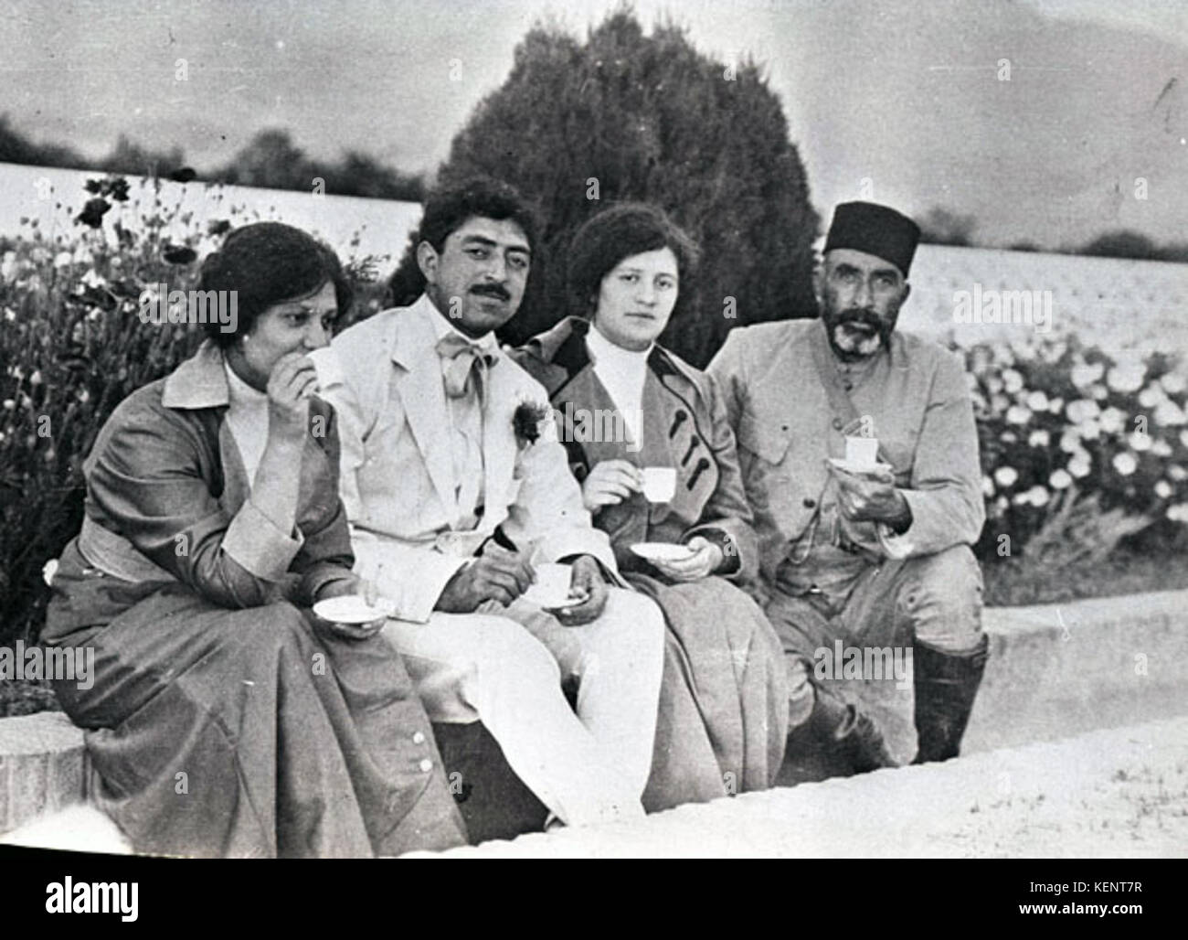 König Amanullah Khan mit einer Gruppe von Menschen im Jahr 1927 Stockfoto