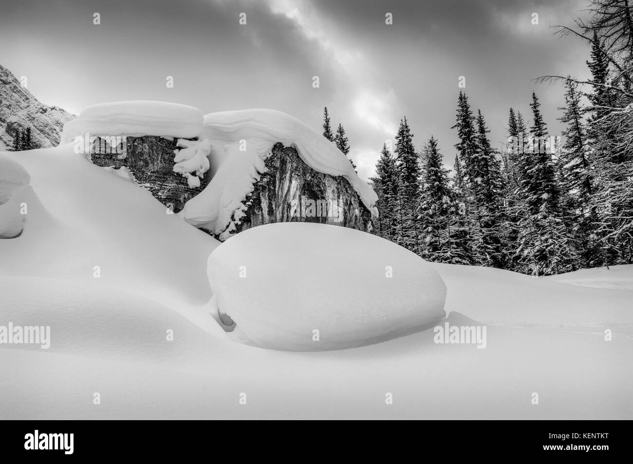 Felsen bedeckt von Schnee in Kananakis Land, Alberta, Kanada Stockfoto
