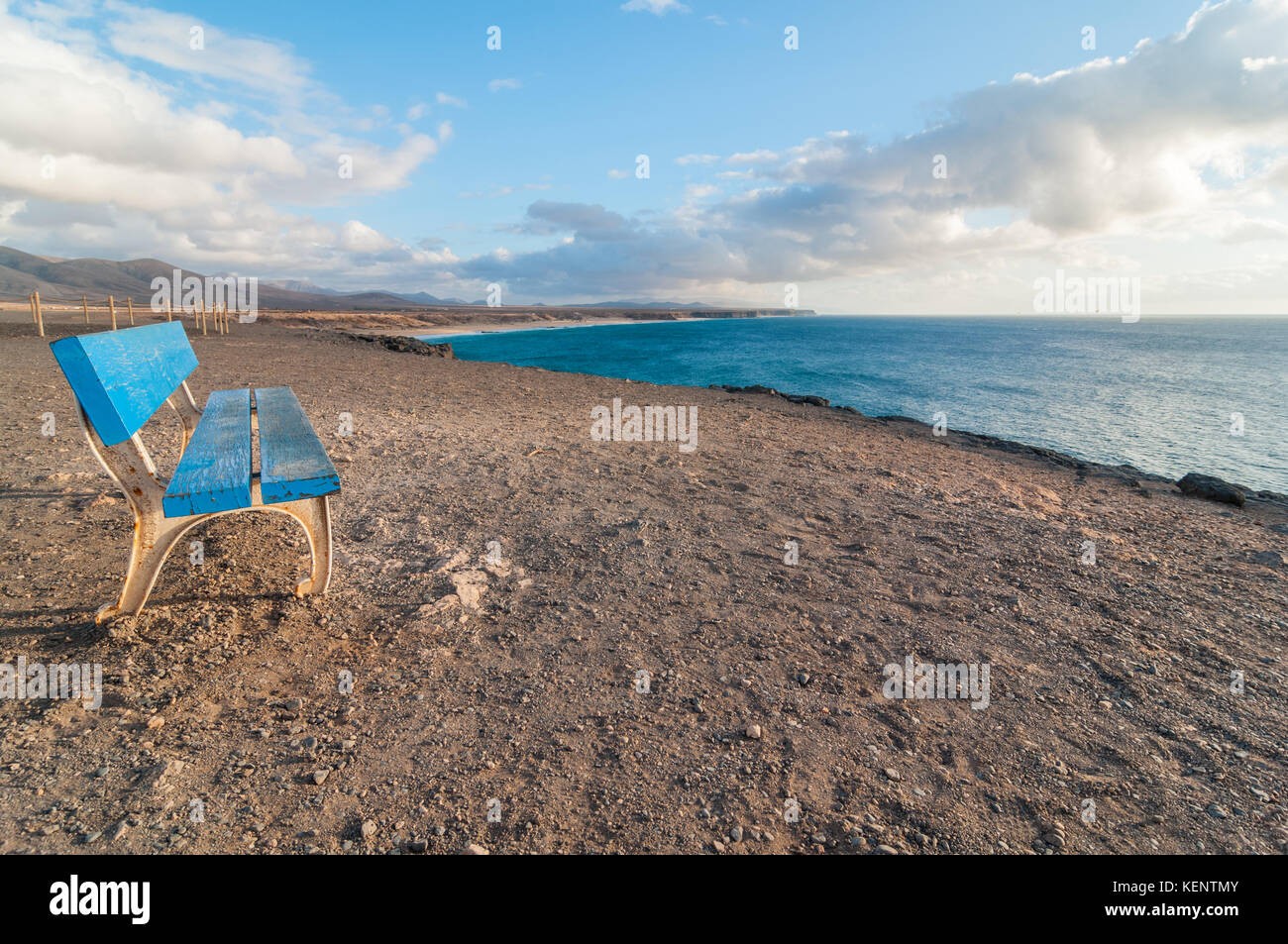 Einsame blau Bank vor dem Meer, El Cotillo, Fuerteventura, Kanarische Inseln, Spanien Stockfoto