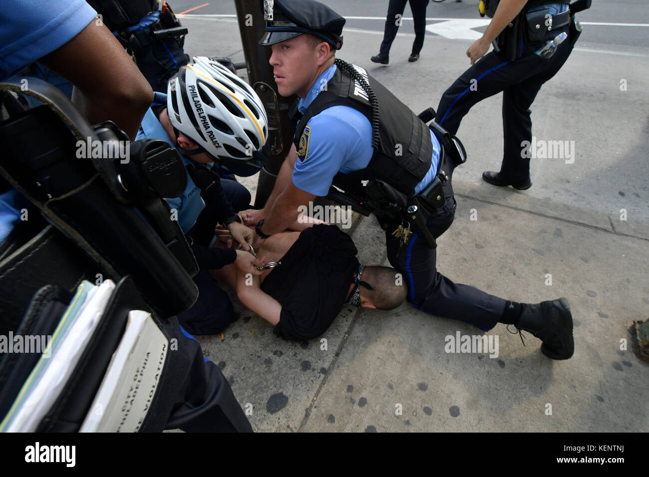 Philadelphia, PA., USA. 21. Oktober, 2017. Demonstranten mit echter Gerechtigkeit Philadelphia konfrontieren Polizei am 21. Oktober 2017 nach US Attorney General Jeff Sessions liefert Erläuterungen zum Projekt sicheren Nachbarschaften in den großen Städten Chiefs Association Fall Meeting, auf dem nahe gelegenen Pennsylvania Convention Center, Philadelphia, PA. Bei der Ankunft am Frank Rizzo Statue, in der Nähe von City Hall Polizisten und Demonstranten zusammenstießen. Fünf Personen wurden festgenommen und nach einer Polizei von Philadelphia Òwill supervisorÊat die Lage wahrscheinlich Home später mit einem Zitat gesendet werden. Stockfoto