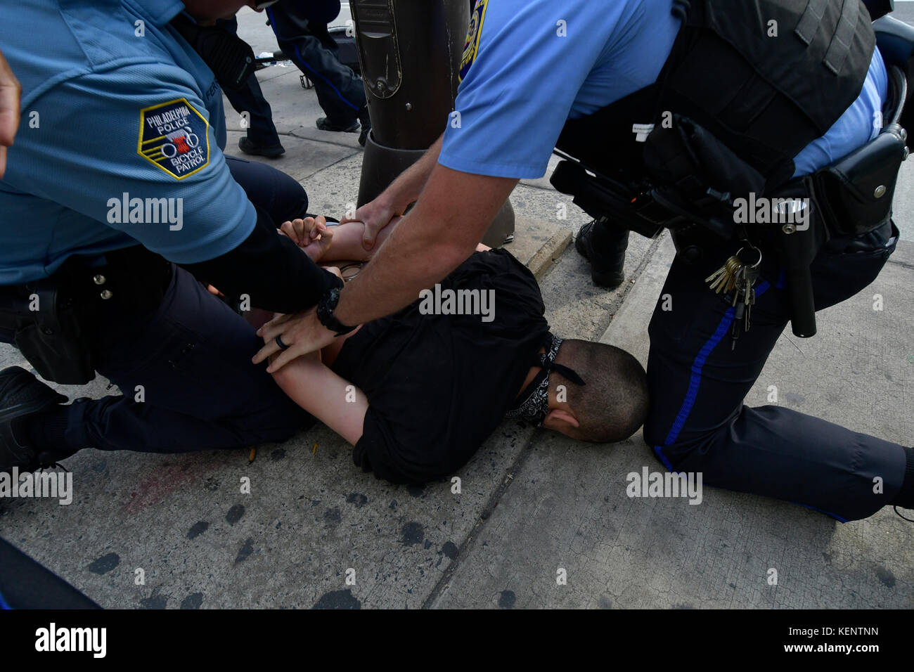Philadelphia, PA., USA. 21. Oktober, 2017. Demonstranten mit echter Gerechtigkeit Philadelphia konfrontieren Polizei am 21. Oktober 2017 nach US Attorney General Jeff Sessions liefert Erläuterungen zum Projekt sicheren Nachbarschaften in den großen Städten Chiefs Association Fall Meeting, auf dem nahe gelegenen Pennsylvania Convention Center, Philadelphia, PA. Bei der Ankunft am Frank Rizzo Statue, in der Nähe von City Hall Polizisten und Demonstranten zusammenstießen. Fünf Personen wurden festgenommen und nach einer Polizei von Philadelphia Òwill supervisorÊat die Lage wahrscheinlich Home später mit einem Zitat gesendet werden. Stockfoto