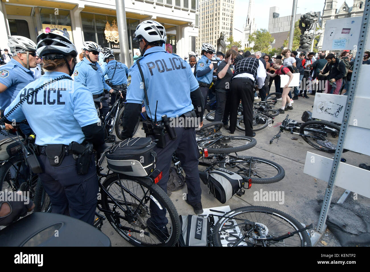 Philadelphia, PA., USA. 21. Oktober, 2017. Demonstranten mit echter Gerechtigkeit Philadelphia konfrontieren Polizei am 21. Oktober 2017 nach US Attorney General Jeff Sessions liefert Erläuterungen zum Projekt sicheren Nachbarschaften in den großen Städten Chiefs Association Fall Meeting, auf dem nahe gelegenen Pennsylvania Convention Center, Philadelphia, PA. Bei der Ankunft am Frank Rizzo Statue, in der Nähe von City Hall Polizisten und Demonstranten zusammenstießen. Fünf Personen wurden festgenommen und nach einer Polizei von Philadelphia Òwill supervisorÊat die Lage wahrscheinlich Home später mit einem Zitat gesendet werden. Stockfoto