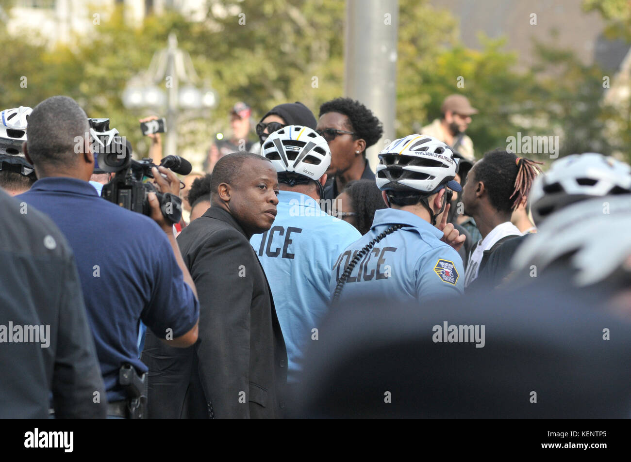 Philadelphia, PA., USA. 21. Oktober, 2017. Demonstranten mit echter Gerechtigkeit Philadelphia konfrontieren Polizei am 21. Oktober 2017 nach US Attorney General Jeff Sessions liefert Erläuterungen zum Projekt sicheren Nachbarschaften in den großen Städten Chiefs Association Fall Meeting, auf dem nahe gelegenen Pennsylvania Convention Center, Philadelphia, PA. Bei der Ankunft am Frank Rizzo Statue, in der Nähe von City Hall Polizisten und Demonstranten zusammenstießen. Fünf Personen wurden festgenommen und nach einer Polizei von Philadelphia Òwill supervisorÊat die Lage wahrscheinlich Home später mit einem Zitat gesendet werden. Stockfoto