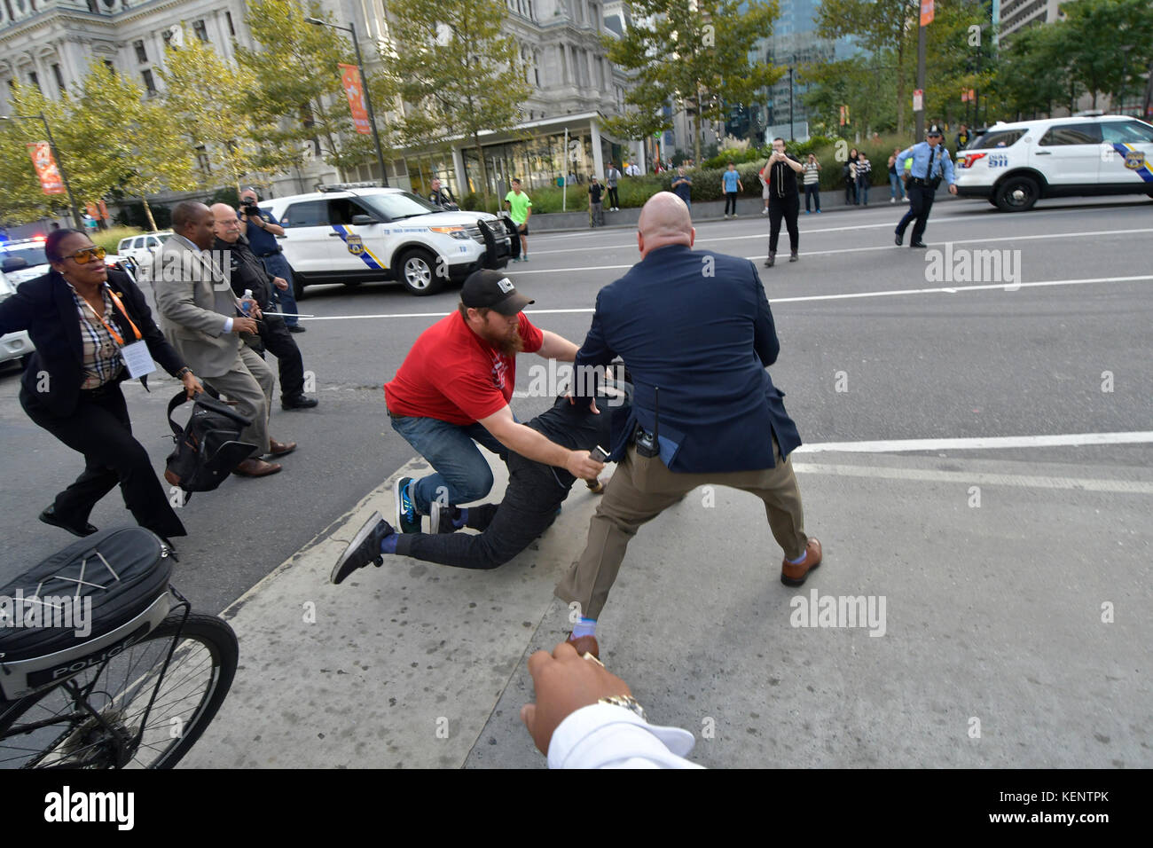 Philadelphia, PA., USA. 21. Oktober, 2017. Demonstranten mit echter Gerechtigkeit Philadelphia konfrontieren Polizei am 21. Oktober 2017 nach US Attorney General Jeff Sessions liefert Erläuterungen zum Projekt sicheren Nachbarschaften in den großen Städten Chiefs Association Fall Meeting, auf dem nahe gelegenen Pennsylvania Convention Center, Philadelphia, PA. Bei der Ankunft am Frank Rizzo Statue, in der Nähe von City Hall Polizisten und Demonstranten zusammenstießen. Fünf Personen wurden festgenommen und nach einer Polizei von Philadelphia Òwill supervisorÊat die Lage wahrscheinlich Home später mit einem Zitat gesendet werden. Stockfoto