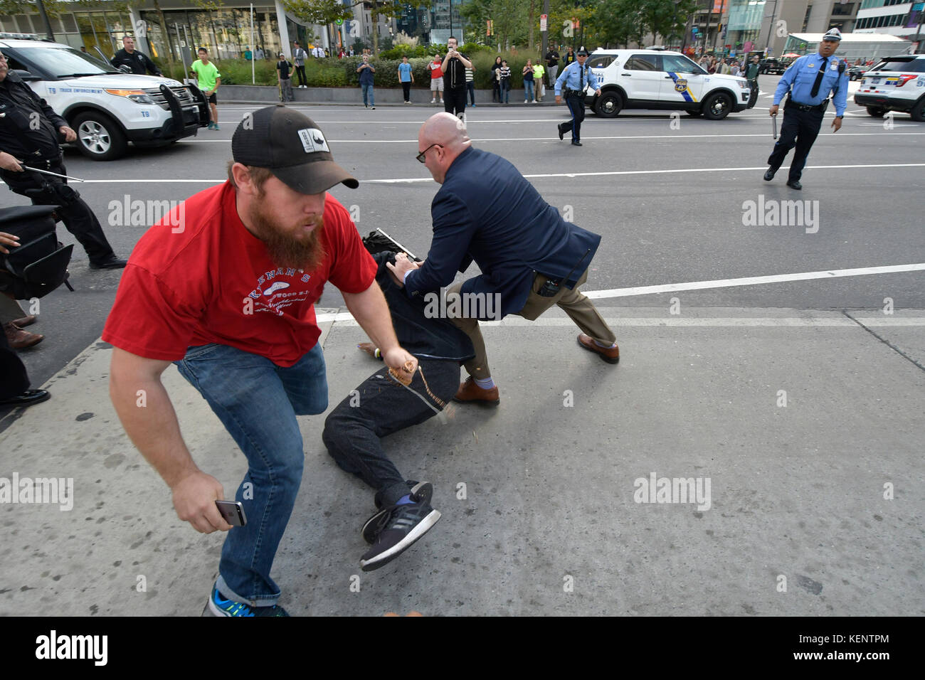 Philadelphia, PA., USA. 21. Oktober, 2017. Demonstranten mit echter Gerechtigkeit Philadelphia konfrontieren Polizei am 21. Oktober 2017 nach US Attorney General Jeff Sessions liefert Erläuterungen zum Projekt sicheren Nachbarschaften in den großen Städten Chiefs Association Fall Meeting, auf dem nahe gelegenen Pennsylvania Convention Center, Philadelphia, PA. Bei der Ankunft am Frank Rizzo Statue, in der Nähe von City Hall Polizisten und Demonstranten zusammenstießen. Fünf Personen wurden festgenommen und nach einer Polizei von Philadelphia Òwill supervisorÊat die Lage wahrscheinlich Home später mit einem Zitat gesendet werden. Stockfoto