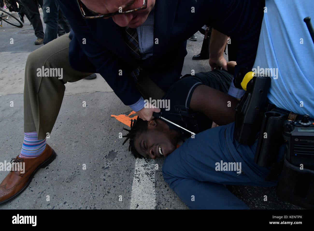 Philadelphia, PA., USA. 21. Oktober, 2017. Demonstranten mit echter Gerechtigkeit Philadelphia konfrontieren Polizei am 21. Oktober 2017 nach US Attorney General Jeff Sessions liefert Erläuterungen zum Projekt sicheren Nachbarschaften in den großen Städten Chiefs Association Fall Meeting, auf dem nahe gelegenen Pennsylvania Convention Center, Philadelphia, PA. Bei der Ankunft am Frank Rizzo Statue, in der Nähe von City Hall Polizisten und Demonstranten zusammenstießen. Fünf Personen wurden festgenommen und nach einer Polizei von Philadelphia Òwill supervisorÊat die Lage wahrscheinlich Home später mit einem Zitat gesendet werden. Stockfoto