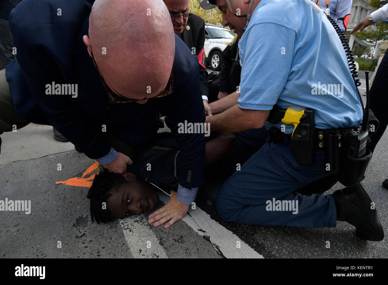 Philadelphia, PA., USA. 21. Oktober, 2017. Demonstranten mit echter Gerechtigkeit Philadelphia konfrontieren Polizei am 21. Oktober 2017 nach US Attorney General Jeff Sessions liefert Erläuterungen zum Projekt sicheren Nachbarschaften in den großen Städten Chiefs Association Fall Meeting, auf dem nahe gelegenen Pennsylvania Convention Center, Philadelphia, PA. Bei der Ankunft am Frank Rizzo Statue, in der Nähe von City Hall Polizisten und Demonstranten zusammenstießen. Fünf Personen wurden festgenommen und nach einer Polizei von Philadelphia Òwill supervisorÊat die Lage wahrscheinlich Home später mit einem Zitat gesendet werden. Stockfoto