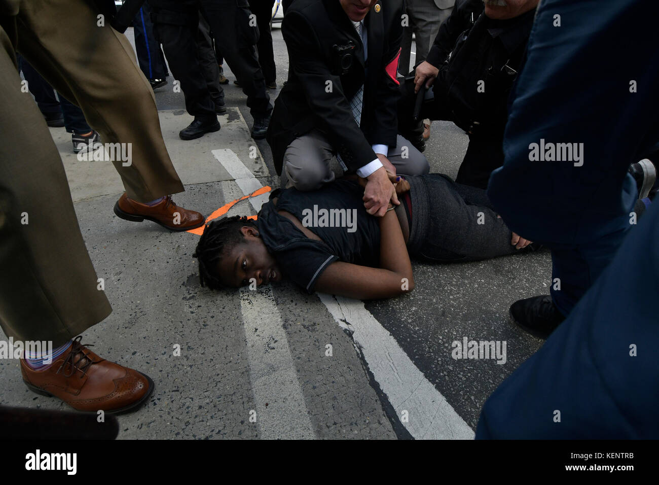 Philadelphia, PA., USA. 21. Oktober, 2017. Demonstranten mit echter Gerechtigkeit Philadelphia konfrontieren Polizei am 21. Oktober 2017 nach US Attorney General Jeff Sessions liefert Erläuterungen zum Projekt sicheren Nachbarschaften in den großen Städten Chiefs Association Fall Meeting, auf dem nahe gelegenen Pennsylvania Convention Center, Philadelphia, PA. Bei der Ankunft am Frank Rizzo Statue, in der Nähe von City Hall Polizisten und Demonstranten zusammenstießen. Fünf Personen wurden festgenommen und nach einer Polizei von Philadelphia Òwill supervisorÊat die Lage wahrscheinlich Home später mit einem Zitat gesendet werden. Stockfoto
