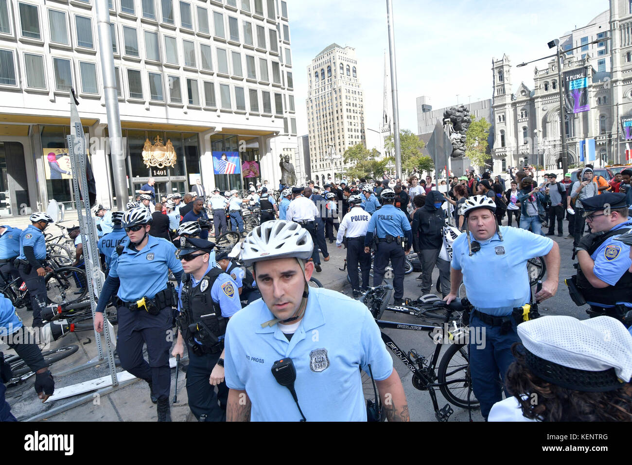 Philadelphia, PA., USA. 21. Oktober, 2017. Demonstranten mit echter Gerechtigkeit Philadelphia konfrontieren Polizei am 21. Oktober 2017 nach US Attorney General Jeff Sessions liefert Erläuterungen zum Projekt sicheren Nachbarschaften in den großen Städten Chiefs Association Fall Meeting, auf dem nahe gelegenen Pennsylvania Convention Center, Philadelphia, PA. Bei der Ankunft am Frank Rizzo Statue, in der Nähe von City Hall Polizisten und Demonstranten zusammenstießen. Fünf Personen wurden festgenommen und nach einer Polizei von Philadelphia Òwill supervisorÊat die Lage wahrscheinlich Home später mit einem Zitat gesendet werden. Stockfoto