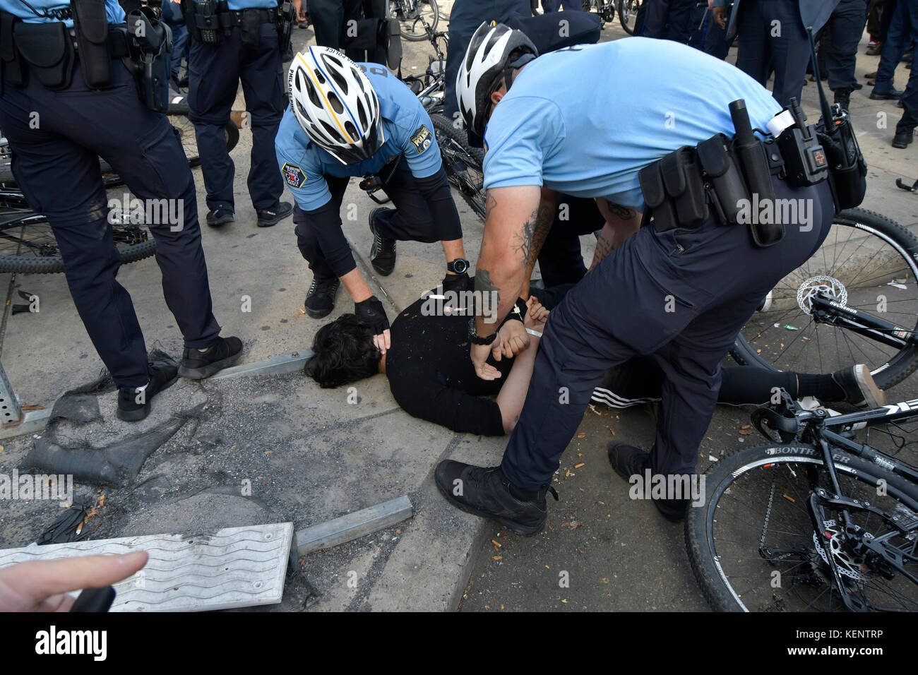 Philadelphia, PA., USA. 21. Oktober, 2017. Demonstranten mit echter Gerechtigkeit Philadelphia konfrontieren Polizei am 21. Oktober 2017 nach US Attorney General Jeff Sessions liefert Erläuterungen zum Projekt sicheren Nachbarschaften in den großen Städten Chiefs Association Fall Meeting, auf dem nahe gelegenen Pennsylvania Convention Center, Philadelphia, PA. Bei der Ankunft am Frank Rizzo Statue, in der Nähe von City Hall Polizisten und Demonstranten zusammenstießen. Fünf Personen wurden festgenommen und nach einer Polizei von Philadelphia Òwill supervisorÊat die Lage wahrscheinlich Home später mit einem Zitat gesendet werden. Stockfoto