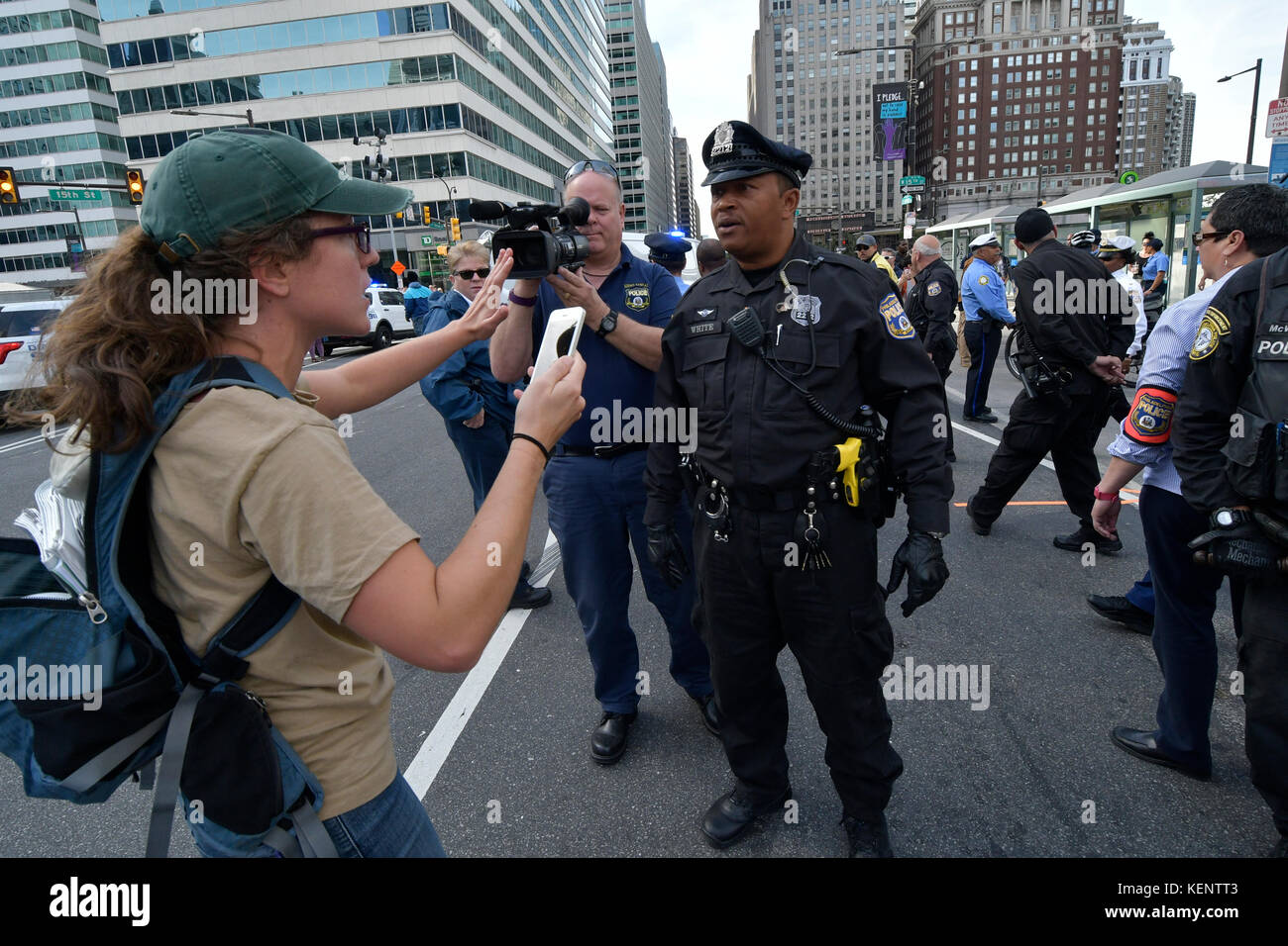 Philadelphia, PA., USA. 21. Oktober, 2017. Demonstranten mit echter Gerechtigkeit Philadelphia konfrontieren Polizei am 21. Oktober 2017 nach US Attorney General Jeff Sessions liefert Erläuterungen zum Projekt sicheren Nachbarschaften in den großen Städten Chiefs Association Fall Meeting, auf dem nahe gelegenen Pennsylvania Convention Center, Philadelphia, PA. Bei der Ankunft am Frank Rizzo Statue, in der Nähe von City Hall Polizisten und Demonstranten zusammenstießen. Fünf Personen wurden festgenommen und nach einer Polizei von Philadelphia Òwill supervisorÊat die Lage wahrscheinlich Home später mit einem Zitat gesendet werden. Stockfoto
