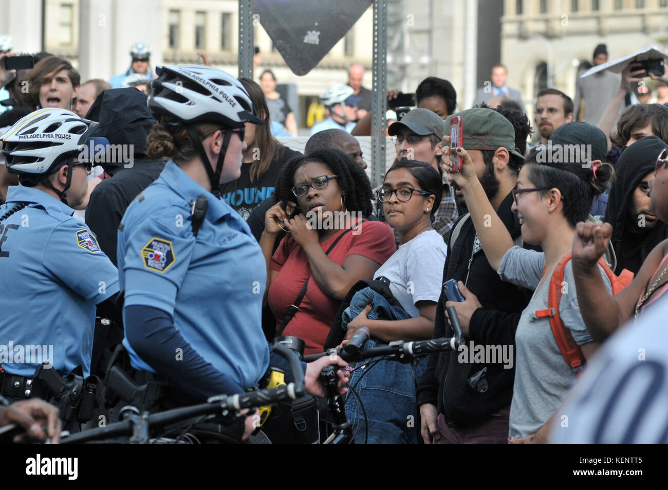 Philadelphia, PA., USA. 21. Oktober, 2017. Demonstranten mit echter Gerechtigkeit Philadelphia konfrontieren Polizei am 21. Oktober 2017 nach US Attorney General Jeff Sessions liefert Erläuterungen zum Projekt sicheren Nachbarschaften in den großen Städten Chiefs Association Fall Meeting, auf dem nahe gelegenen Pennsylvania Convention Center, Philadelphia, PA. Bei der Ankunft am Frank Rizzo Statue, in der Nähe von City Hall Polizisten und Demonstranten zusammenstießen. Fünf Personen wurden festgenommen und nach einer Polizei von Philadelphia Òwill supervisorÊat die Lage wahrscheinlich Home später mit einem Zitat gesendet werden. Stockfoto