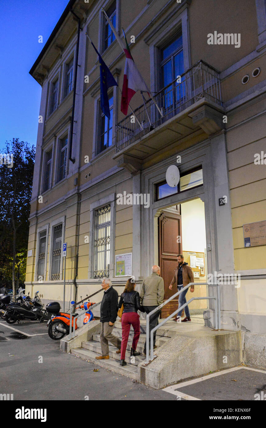 Italien. 22. Oktober, 2017. Lombardei und Venetien Abstimmung über größere Autonomie. Lombardei und Venetien, zwischen ihnen zu Hause ein Viertel der italienischen Bevölkerung, sind auf der Suche nach Semi-Autonomie geben Ihnen mehr Kontrolle über Ihre Finanzen und Administration. obwohl rechtlich nicht bindend, die Übung ist die neueste Welligkeit in einer Welle von Stimmen auf größere Autonomie in ganz Europa in den letzten Jahren, von Schottland 2014 brexit letztes Jahr und Katalonien im September. Credit: Alexandre rotenberg/alamy leben Nachrichten Stockfoto