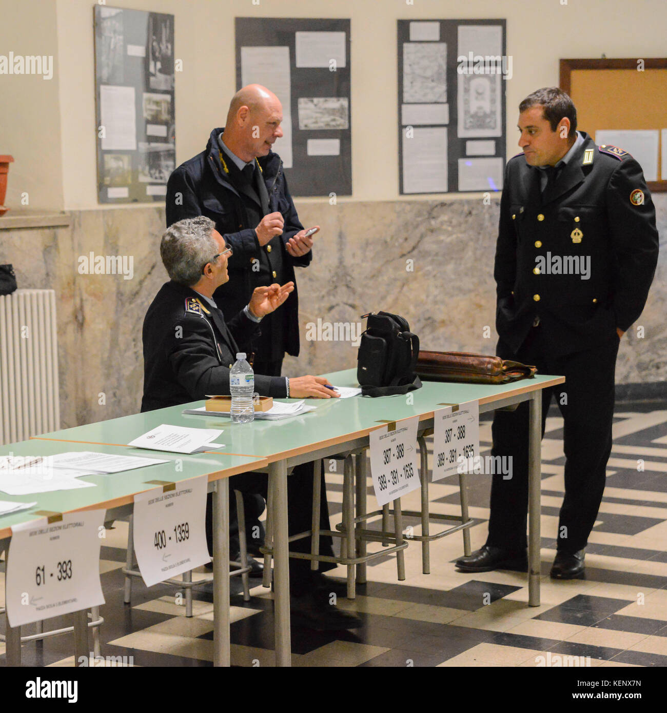 Italien. 22. Oktober, 2017. Lombardei und Venetien Abstimmung über größere Autonomie. Lombardei und Venetien, zwischen ihnen zu Hause ein Viertel der italienischen Bevölkerung, sind auf der Suche nach Semi-Autonomie geben Ihnen mehr Kontrolle über Ihre Finanzen und Administration. obwohl rechtlich nicht bindend, die Übung ist die neueste Welligkeit in einer Welle von Stimmen auf größere Autonomie in ganz Europa in den letzten Jahren, von Schottland 2014 brexit letztes Jahr und Katalonien im September. Credit: Alexandre rotenberg/alamy leben Nachrichten Stockfoto