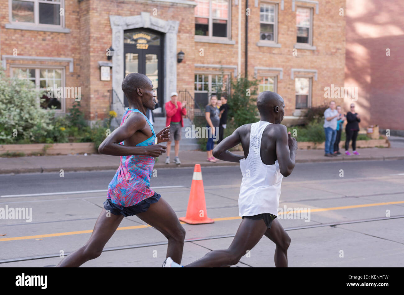 Toronto, Kanada. Oktober 2017. Die kenianischen Marathonläufer Philemon Rono und Dickson Chumba passieren beim Scotiabank Toronto Waterfront Marathon 2017 den 33 km langen Wendepunkt. Sie gewinnen die Gold- und Silbermedaillen im Marathon. Kredit: YL Images/Alamy Live News Stockfoto