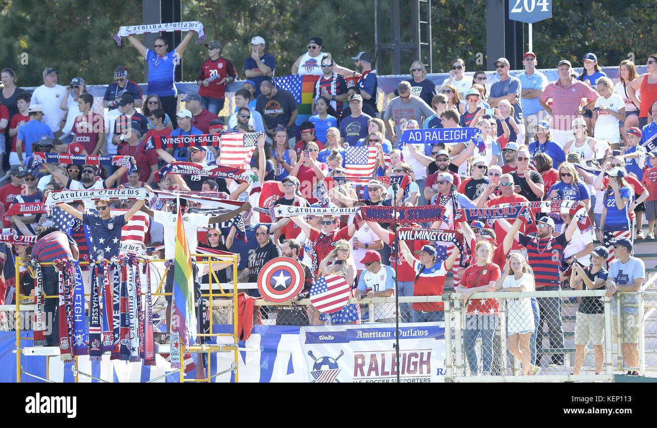 Cary, North Carolina, USA. 22 Okt, 2017. USA Fans unterstützen ihre Mannschaft. Die USA spielten die Republik Korea in Frauen Fußball-Spiel, dass am WakeMed Soccer Park in Cary, N.C.- am Sonntag, 22. Oktober 2017 stattfand. USA gewann 6-0. Credit: Fabian Radulescu/ZUMA Draht/Alamy leben Nachrichten Stockfoto