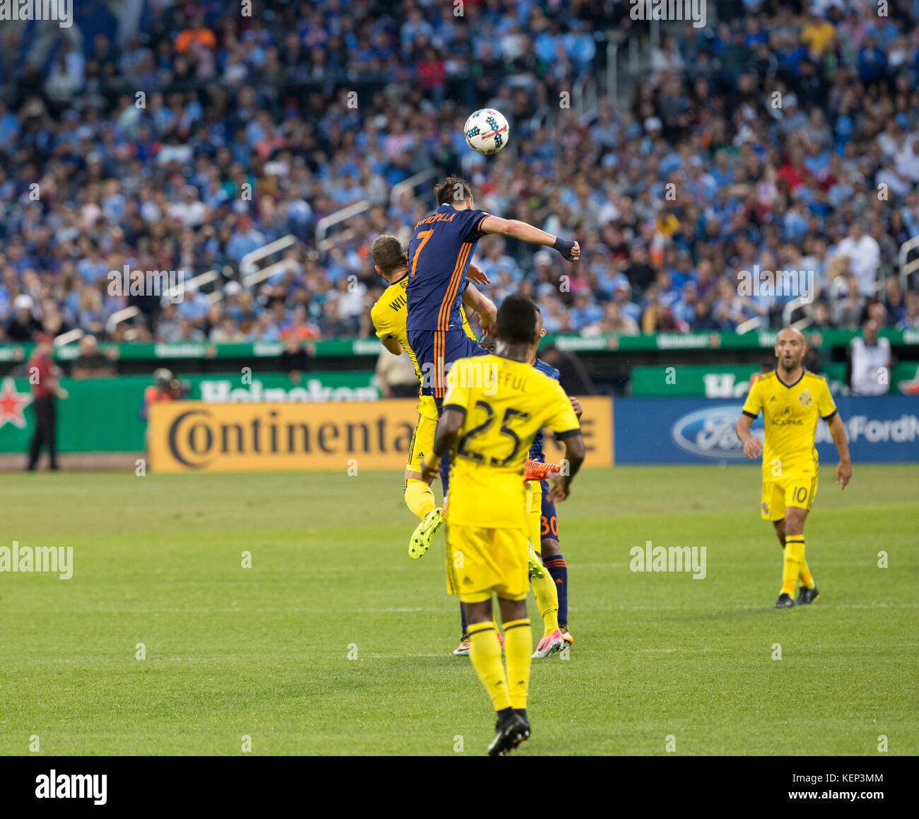 New York, Vereinigte Staaten. 22 Okt, 2017. New York, NY - 22. Oktober 2017: David Villa (7) in New York City fc kämpft für eine Kugel während der Mls regulären Spiel gegen die Columbus Crew sc am Citi Field Spiel in Draw 2 beendet - 2 Credit: Lev radin/alamy leben Nachrichten Stockfoto