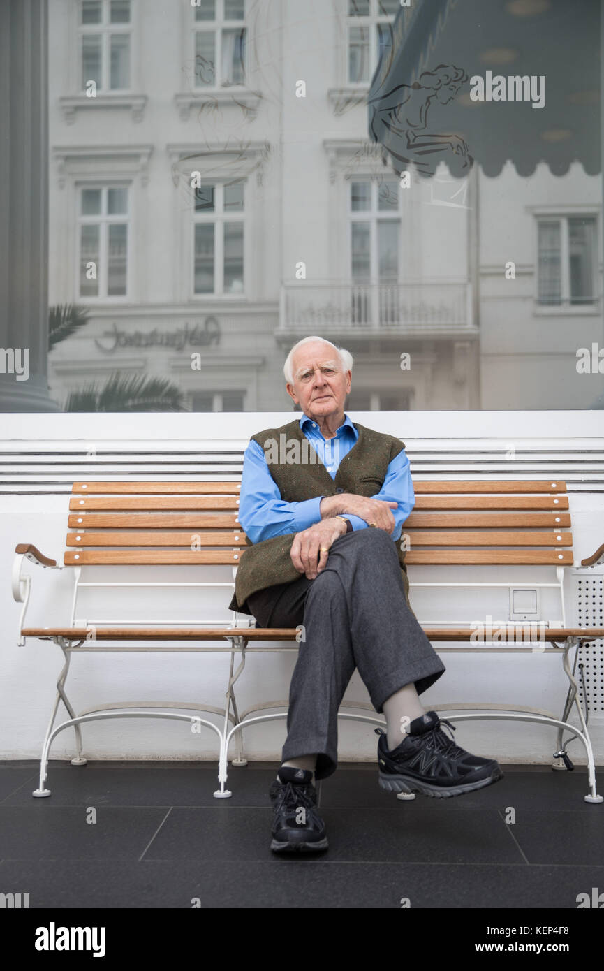 Hamburg, Deutschland. 16. Oktober 2017. Der britische Bestseller John le Carre, fotografiert während eines Interviews mit der Deutschen Presse-Agentur (dpa) in einem Hotel in Hamburg, Deutschland, am 16. Oktober 2017. Der Autor präsentierte seinen neuen Roman 'A Legacy of Spies' (deutscher Titel: 'Das Vermaechtnis der Spione'). Quelle: Christian Charisius/dpa/Alamy Live News Stockfoto