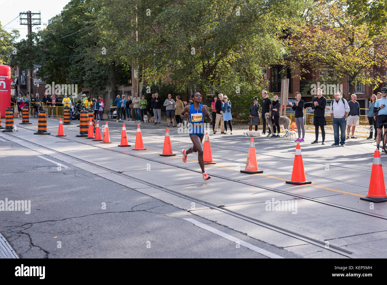 Toronto, Kanada. 22. Oktober, 2017. Marathonläufer tanui Bestehen der 33 km turnaround Point an der Scotiabank Toronto waterfront Marathon 2017. Credit: yl images/alamy leben Nachrichten Stockfoto