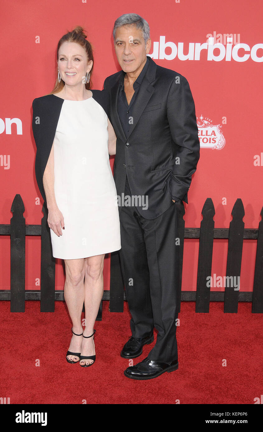 Los Angeles, Kalifornien, USA. 22 Okt, 2017 22. Oktober 2017 - Los Angeles, Kalifornien, USA - Schauspielerin Julianne Moore Regisseur/Produzent / Drehbuchautor/Schauspieler George Clooney in den 'uburbicon'' Premiere im Regency Theater, Westwood, Los Angeles Ca. Credit: Paul Fenton/zuma Draht/alamy leben Nachrichten Stockfoto