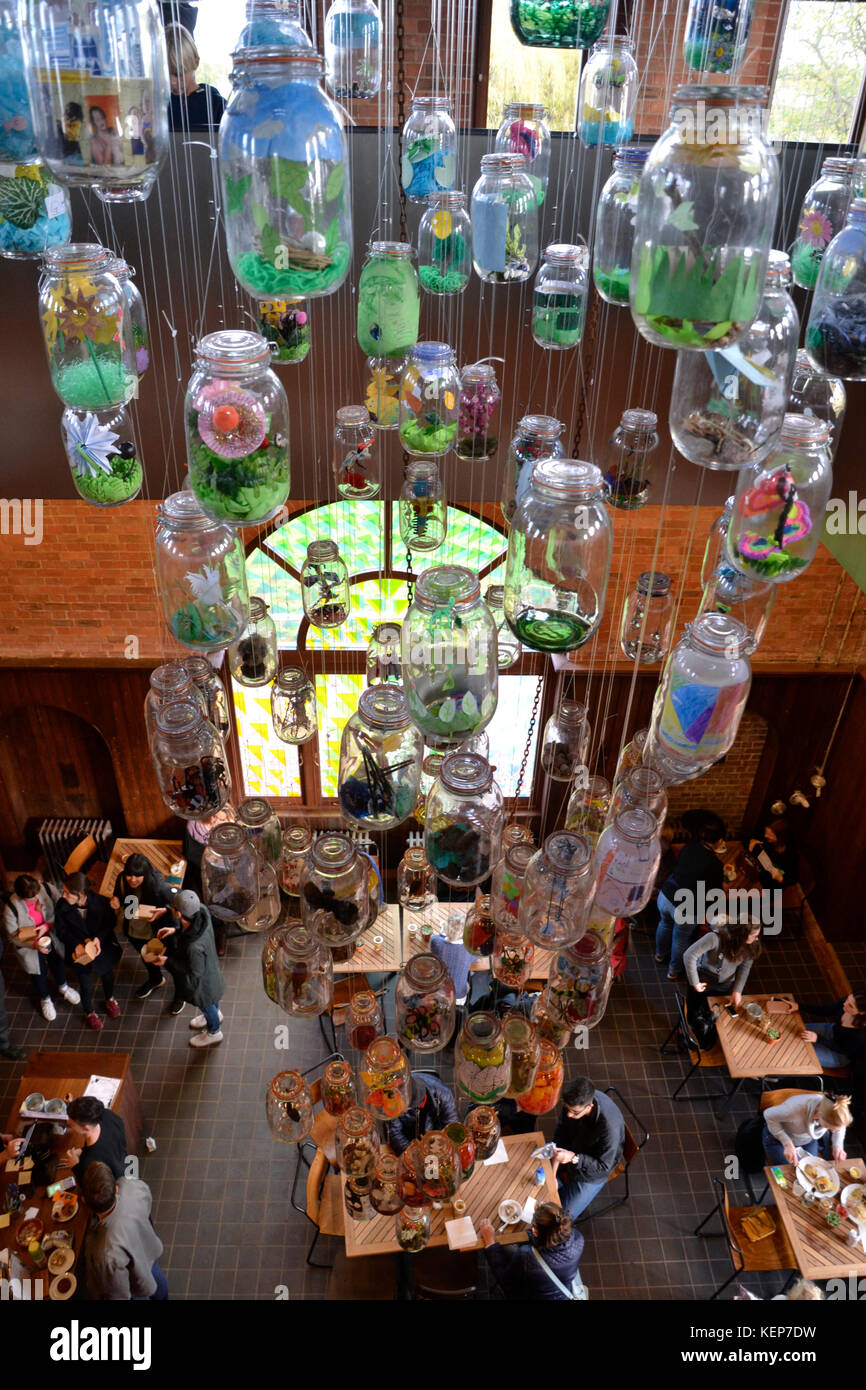 Mit Blick auf das Cafe im Visitor Center in Walthamstow Feuchtgebiete, London. Gärten in Töpfen hängen von der Decke. Stockfoto