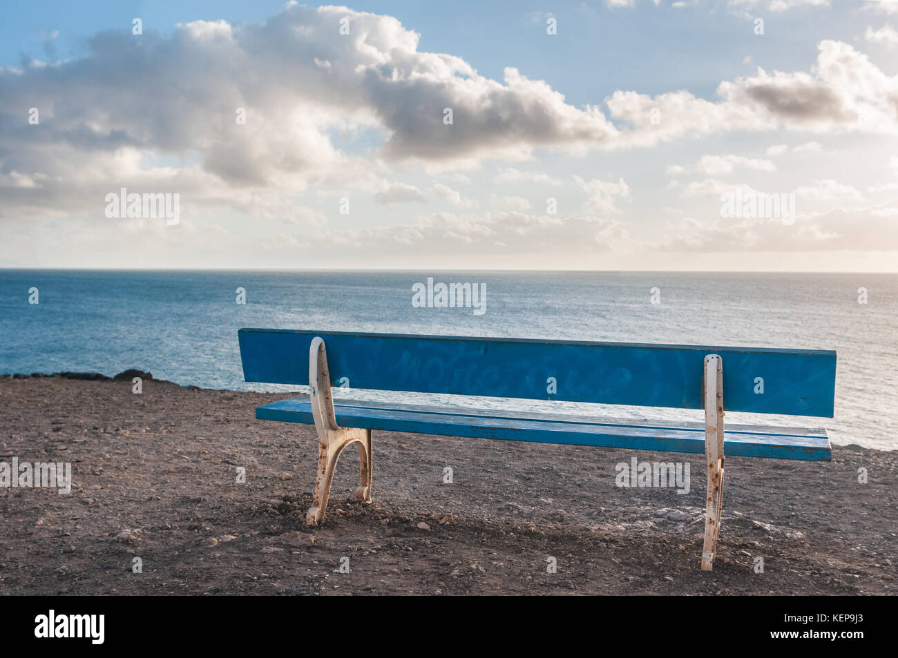 Einsame blau Bank vor dem Meer, El Cotillo, Fuerteventura, Kanarische Inseln, Spanien Stockfoto