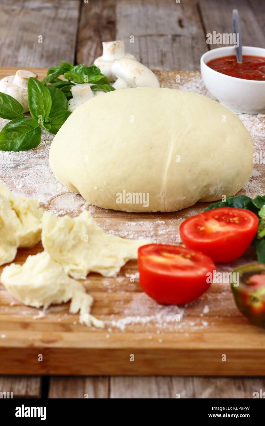 hausgemachte Pizza-Teig Stockfoto