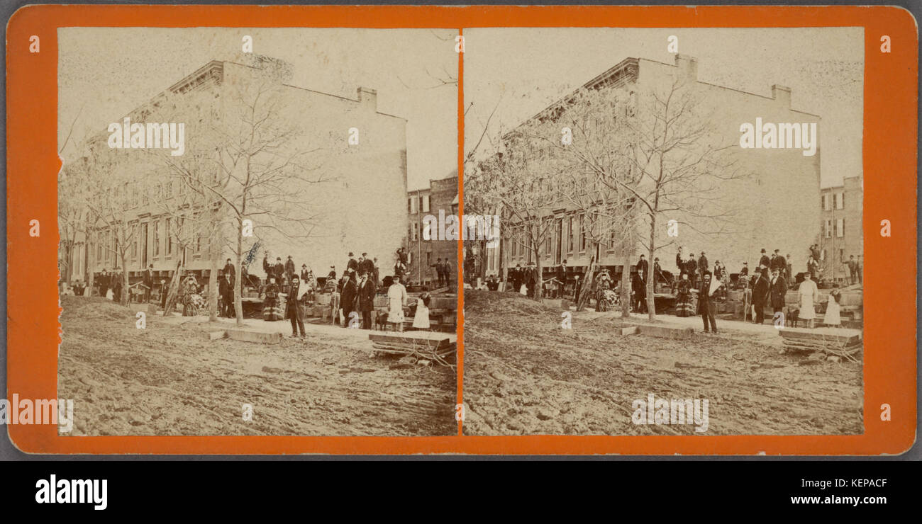 Diese stereoskopische Ansicht zeigt vier Häuser, die 175 Fuß ohne Schaden verlegt wurden, aus der Robert N. Dennis-Sammlung. Das Bild veranschaulicht den Prozess der Verlegung von Häusern und hebt historische Konservierungs- und Ingenieurtechniken hervor. Stockfoto