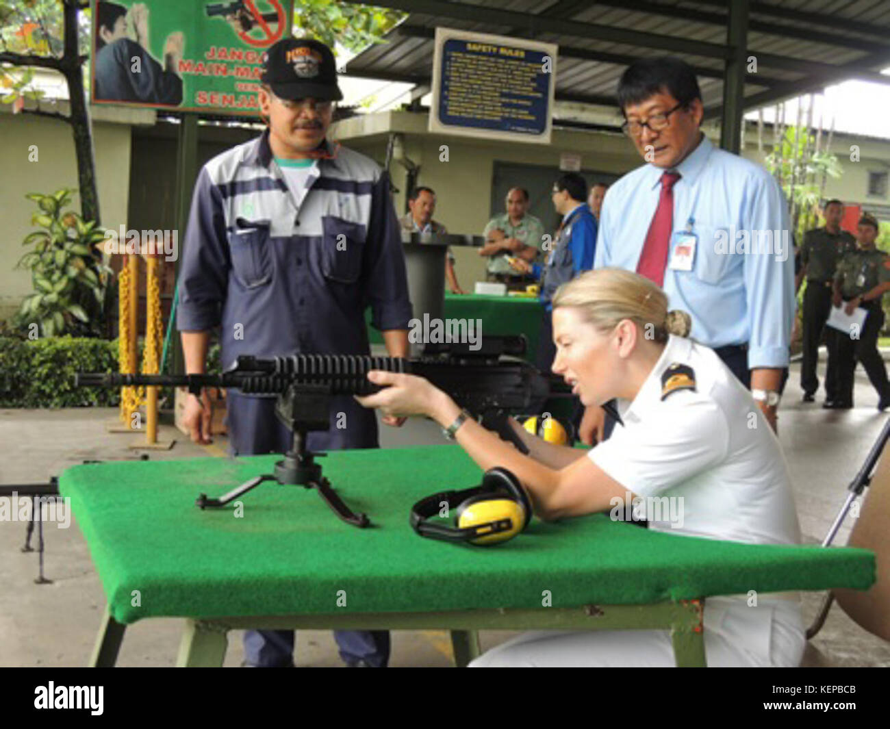 Ein Foto, das einen RNZ-Matrosen bei einer Demonstration der Schießerei in der Fabrik in Pindad zeigt, wahrscheinlich im Zusammenhang mit Militär- oder Sicherheitstraining. Stockfoto