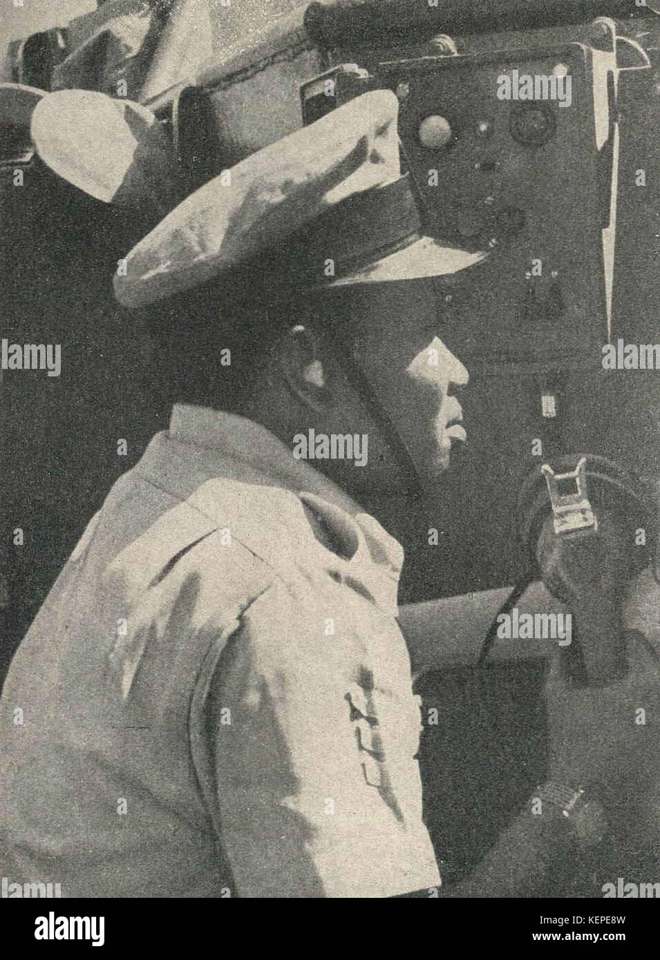 Das Foto zeigt einen indonesischen Seemann, der an seinem Posten an Bord des Schiffes steht *Jalesveva Jayamahe*. Das Schiff ist mit den indonesischen Marine- und Seestreitkräften verbunden. Stockfoto