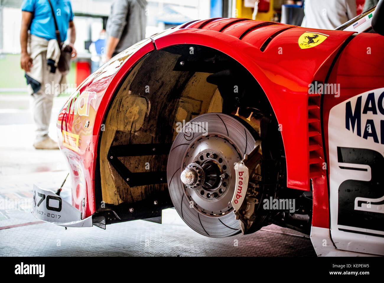 Vallelunga, Italien, 24. September 2017. Rennwagen rot Ferrari Bremsklotz detail extreme Nahaufnahme Markennamen auf dem Auto und Stahl Stockfoto