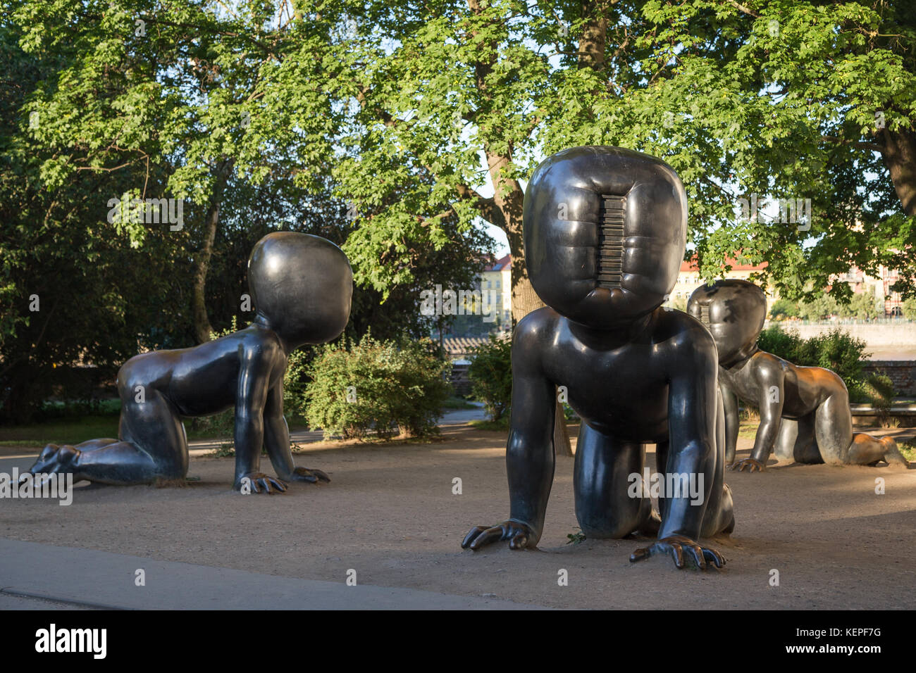 Drei große bronzene Babyskulpturen des tschechischen Künstlers David Černý in einem Park auf der Insel Kampa in Prag, Tschechien, im Sommer. Stockfoto