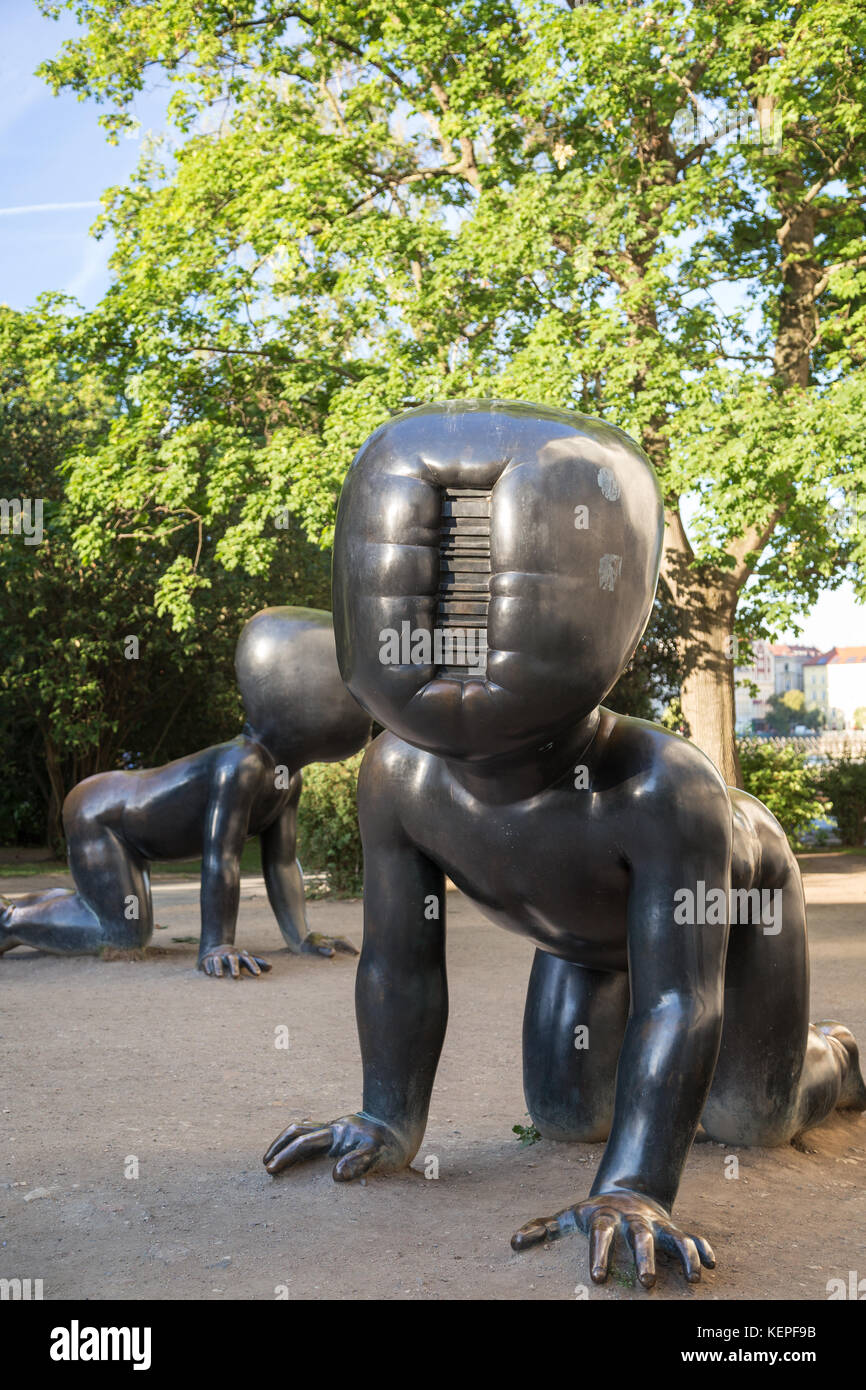 Zwei große bronzene Babyskulpturen des tschechischen Künstlers David Černý in einem Park auf der Insel Kampa in Prag, Tschechien, im Sommer. Stockfoto
