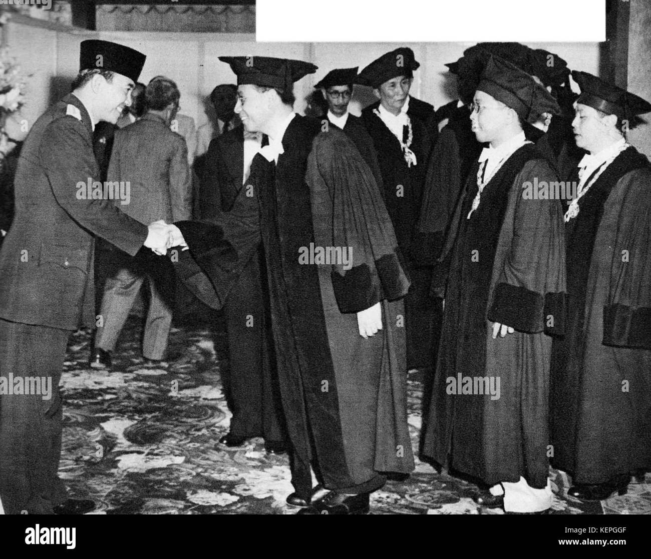 Sukarno seine Ehrendoktorwürde in Rechtswissenschaften von der