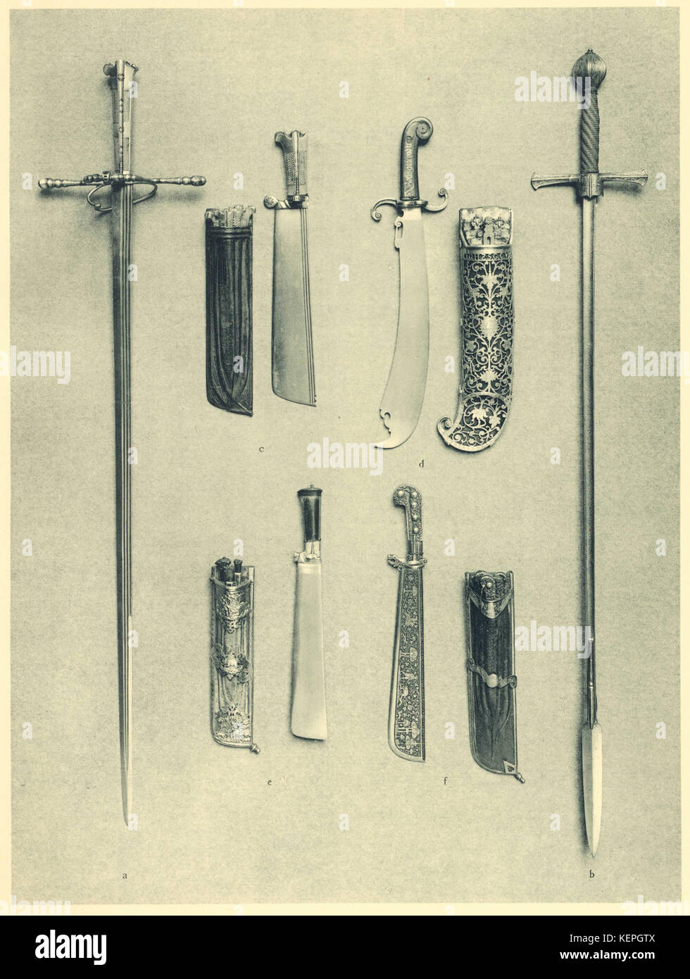 Dieses Bild zeigt eine Tabelle mit wertvollen Waffen von Haenel, einem prominenten Namen in der Herstellung von Schusswaffen und Waffen, die feine Handwerkskunst und historische Designs zeigt. Stockfoto