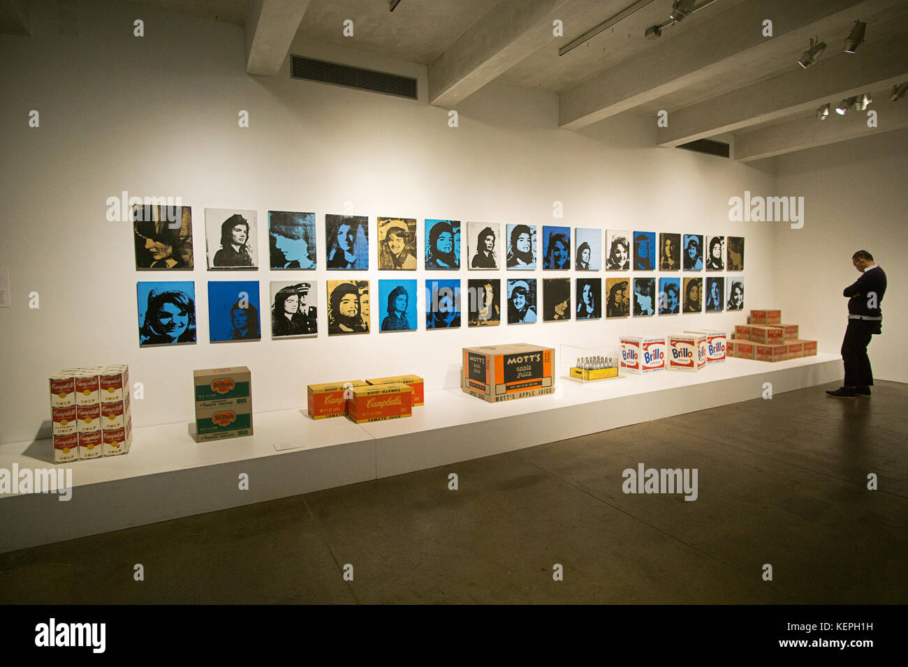 Ein Zuschauer bei Warhol Kunst an der Andy Warhol Museum in der Innenstadt von Pittsburgh, Pennsylvania ausgestellt. Stockfoto